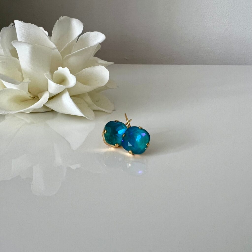 Gouden blauwgroene vierkante swarovski oorbellen