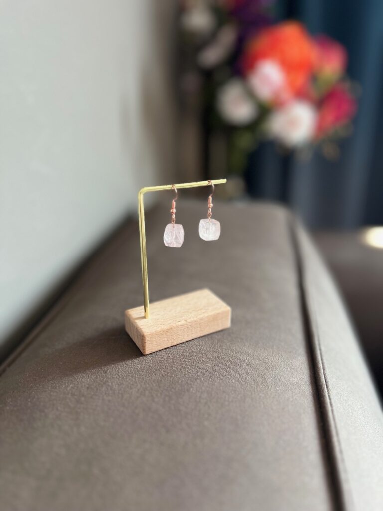 Rosegouden oorbellen met rosekwarts blokje