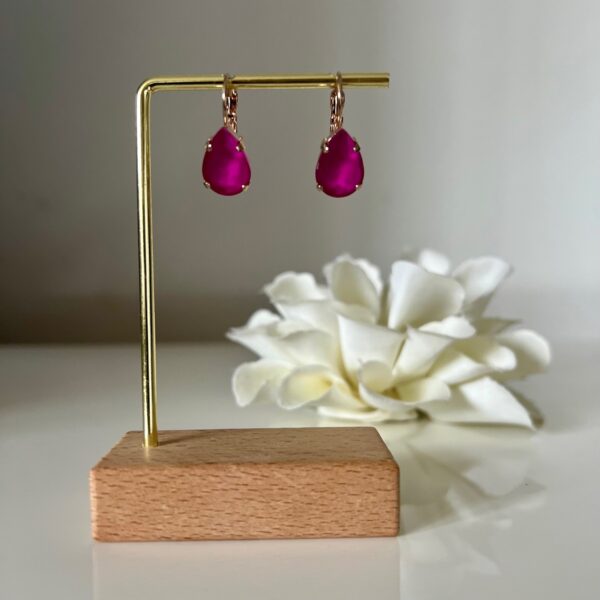 Rosegouden Iris oorhangers met donkerroze swarovski steen