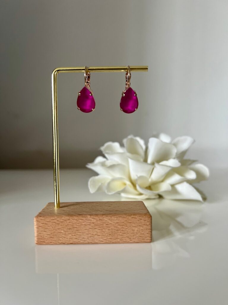 Rosegouden Iris oorhangers met donkerroze swarovski steen